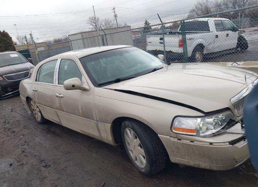 Photo 13 of 2005 Lincoln Town CAR SIGNATURE LIMITED (VIN 1LNHM82W95Y670965)