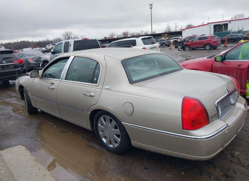 Photo 14 of 2005 Lincoln Town CAR SIGNATURE LIMITED (VIN 1LNHM82W95Y670965)