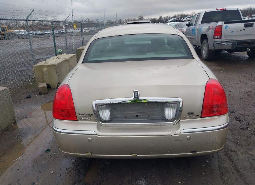 Photo 16 of 2005 Lincoln Town CAR SIGNATURE LIMITED (VIN 1LNHM82W95Y670965)