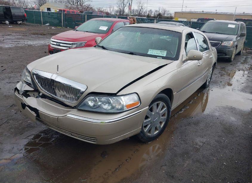 Photo 2 of 2005 Lincoln Town CAR SIGNATURE LIMITED (VIN 1LNHM82W95Y670965)