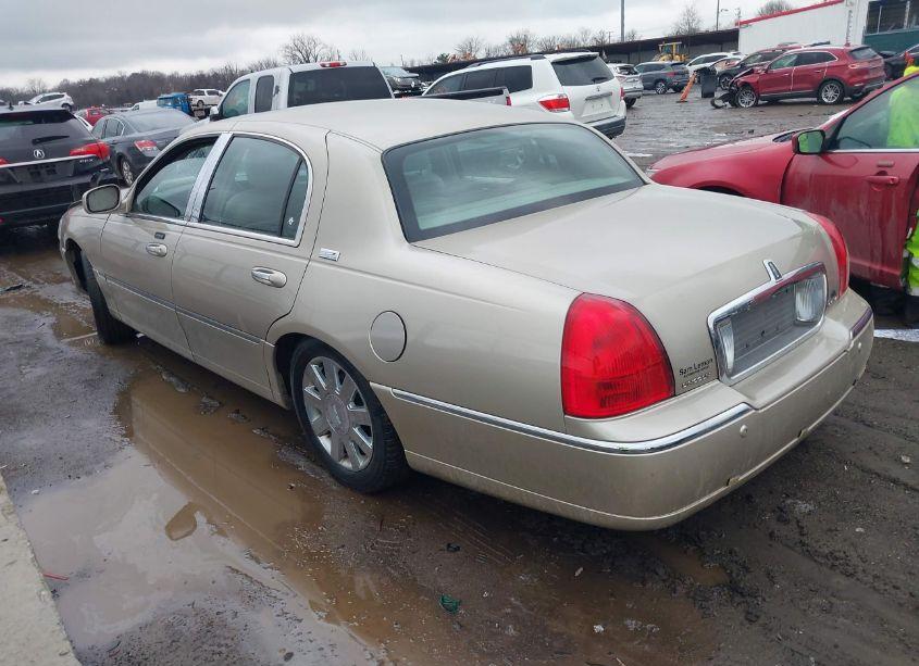 Photo 3 of 2005 Lincoln Town CAR SIGNATURE LIMITED (VIN 1LNHM82W95Y670965)