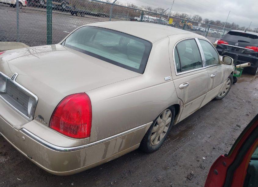 Photo 4 of 2005 Lincoln Town CAR SIGNATURE LIMITED (VIN 1LNHM82W95Y670965)