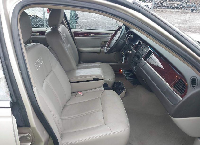 Photo 5 of 2005 Lincoln Town CAR SIGNATURE LIMITED (VIN 1LNHM82W95Y670965)