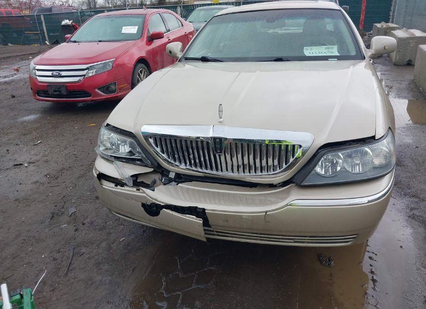 Photo 6 of 2005 Lincoln Town CAR SIGNATURE LIMITED (VIN 1LNHM82W95Y670965)