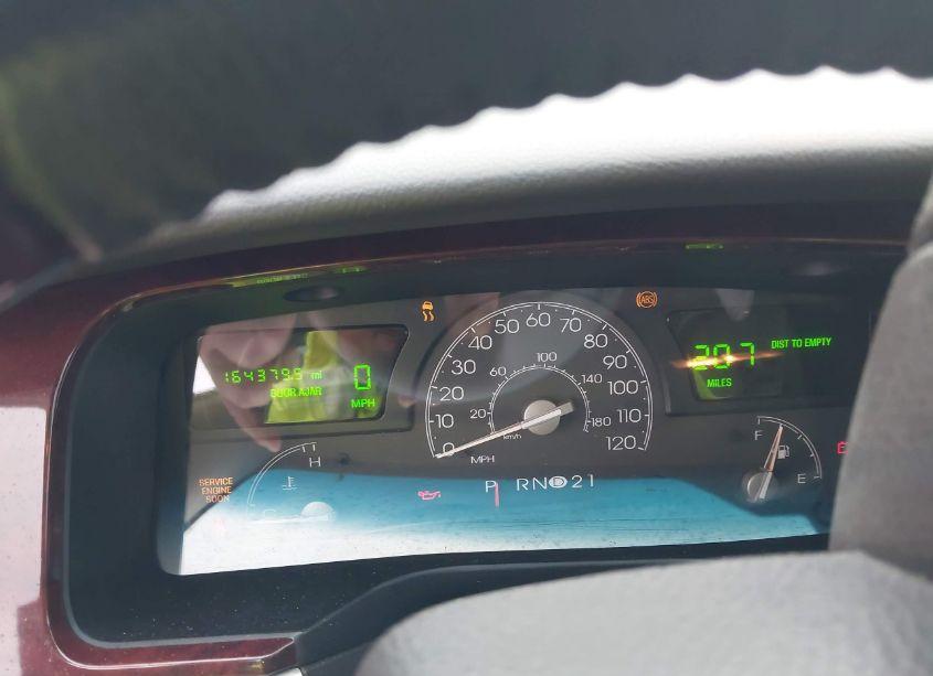 Photo 7 of 2005 Lincoln Town CAR SIGNATURE LIMITED (VIN 1LNHM82W95Y670965)