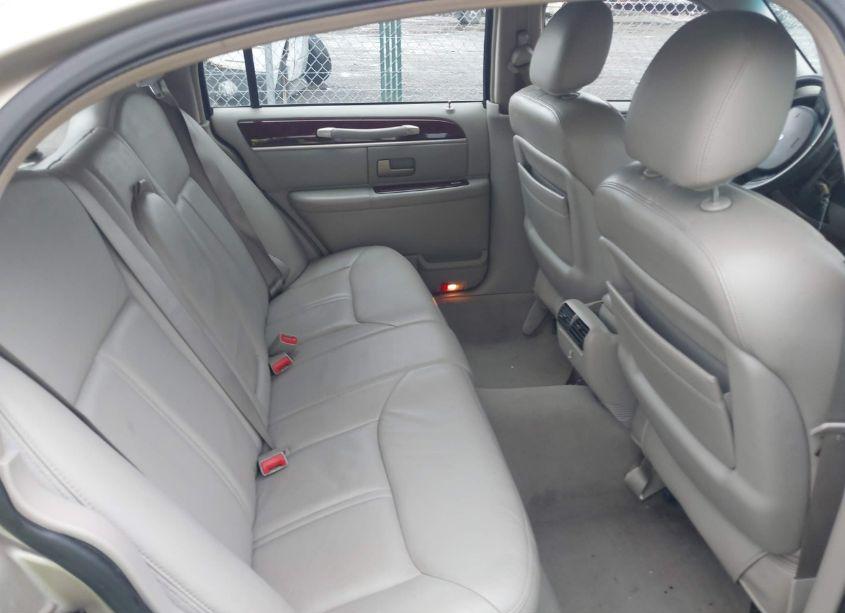 Photo 8 of 2005 Lincoln Town CAR SIGNATURE LIMITED (VIN 1LNHM82W95Y670965)