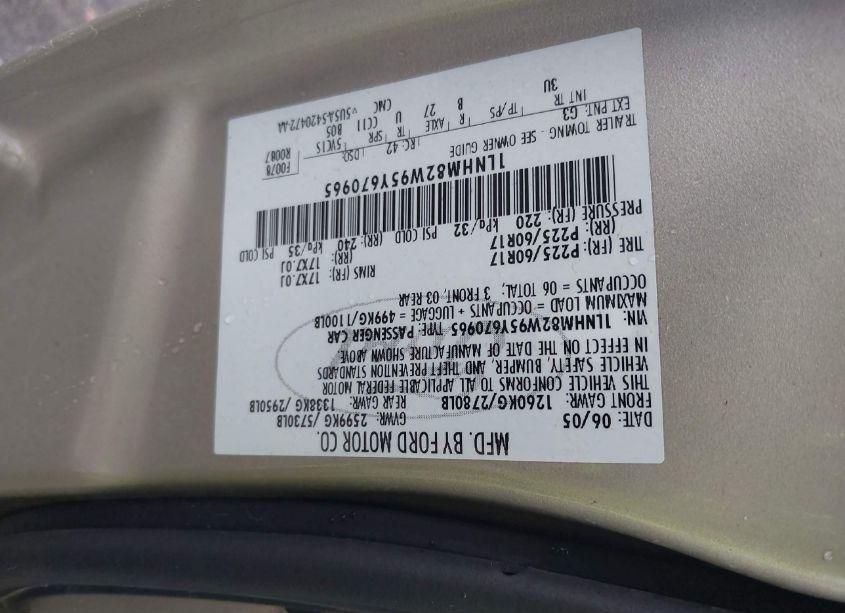 Photo 9 of 2005 Lincoln Town CAR SIGNATURE LIMITED (VIN 1LNHM82W95Y670965)