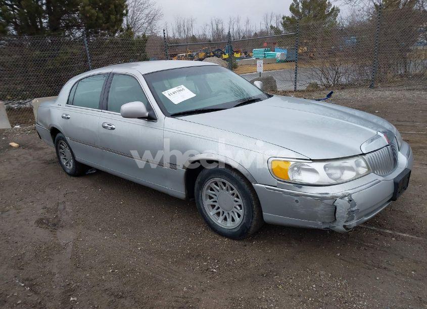2000 Lincoln Town CAR SIGNATURE (VIN 1LNHM82W9YY888277) main photo