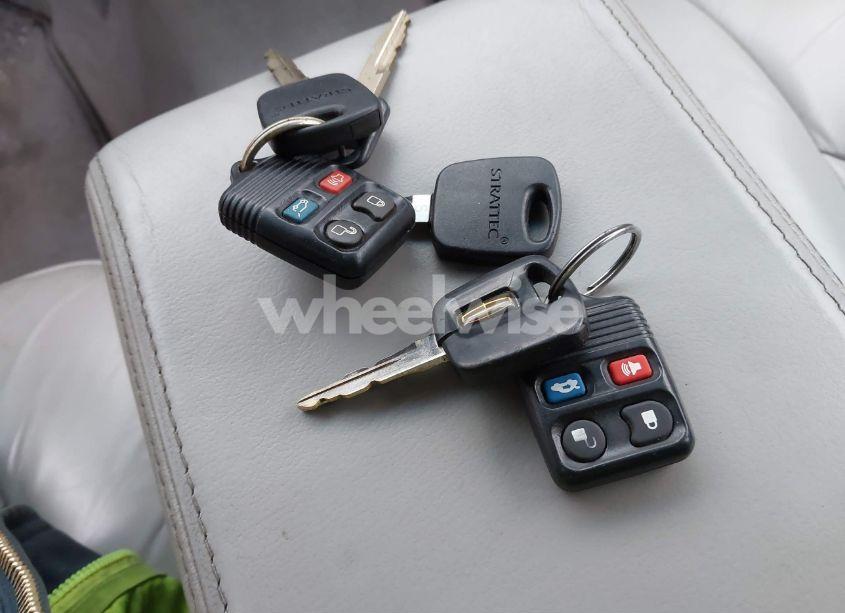 Photo 11 of 2000 Lincoln Town CAR SIGNATURE (VIN 1LNHM82W9YY888277)