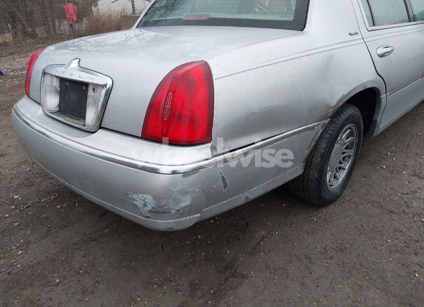 Photo 12 of 2000 Lincoln Town CAR SIGNATURE (VIN 1LNHM82W9YY888277)