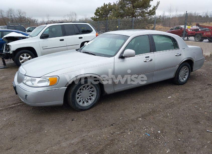 Photo 2 of 2000 Lincoln Town CAR SIGNATURE (VIN 1LNHM82W9YY888277)