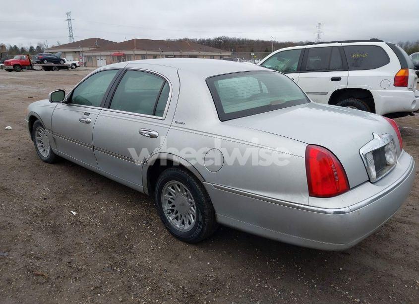 Photo 3 of 2000 Lincoln Town CAR SIGNATURE (VIN 1LNHM82W9YY888277)