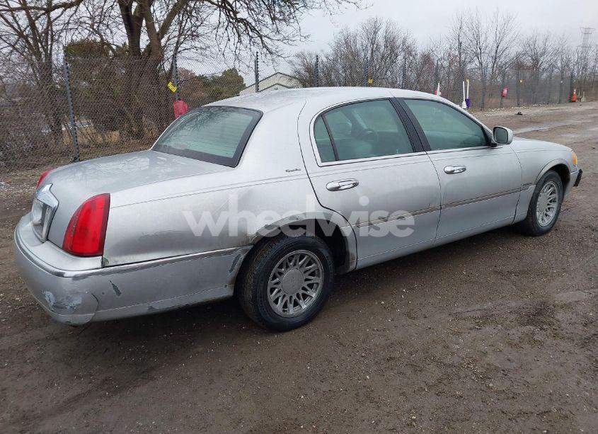 Photo 4 of 2000 Lincoln Town CAR SIGNATURE (VIN 1LNHM82W9YY888277)