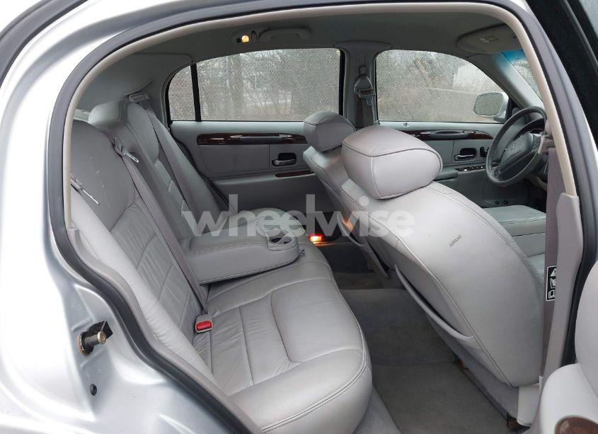 Photo 8 of 2000 Lincoln Town CAR SIGNATURE (VIN 1LNHM82W9YY888277)