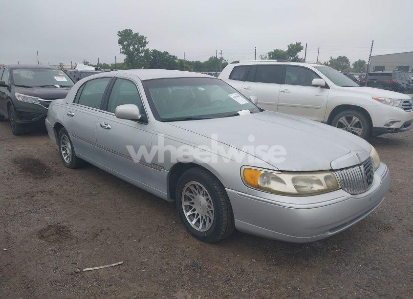 2001 Lincoln Town CAR SIGNATURE (VIN 1LNHM82WX1Y697831) main photo