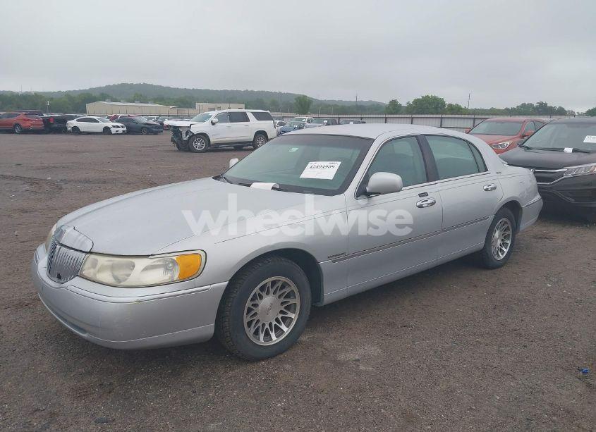 Photo 2 of 2001 Lincoln Town CAR SIGNATURE (VIN 1LNHM82WX1Y697831)