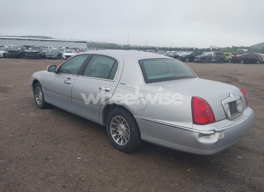 Photo 3 of 2001 Lincoln Town CAR SIGNATURE (VIN 1LNHM82WX1Y697831)