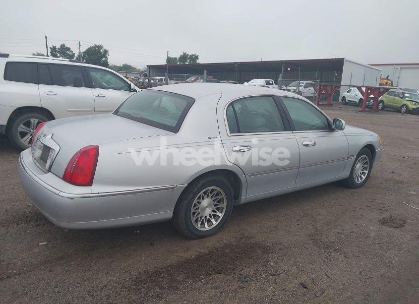 Photo 4 of 2001 Lincoln Town CAR SIGNATURE (VIN 1LNHM82WX1Y697831)