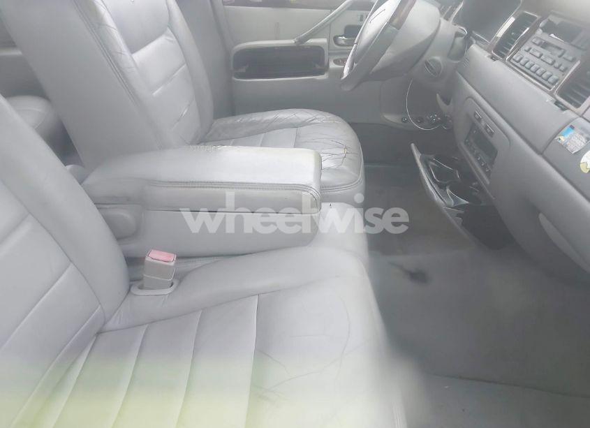 Photo 5 of 2001 Lincoln Town CAR SIGNATURE (VIN 1LNHM82WX1Y697831)