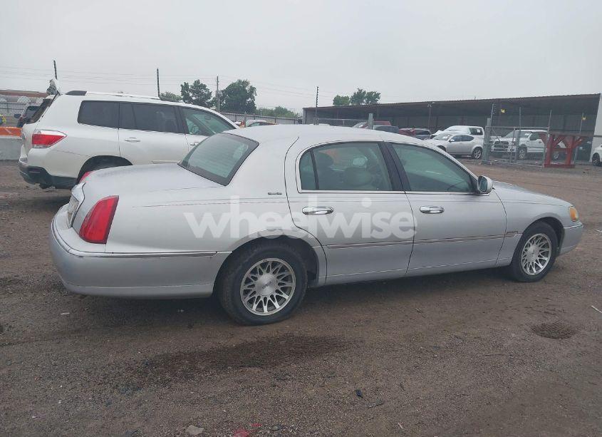 Photo 6 of 2001 Lincoln Town CAR SIGNATURE (VIN 1LNHM82WX1Y697831)