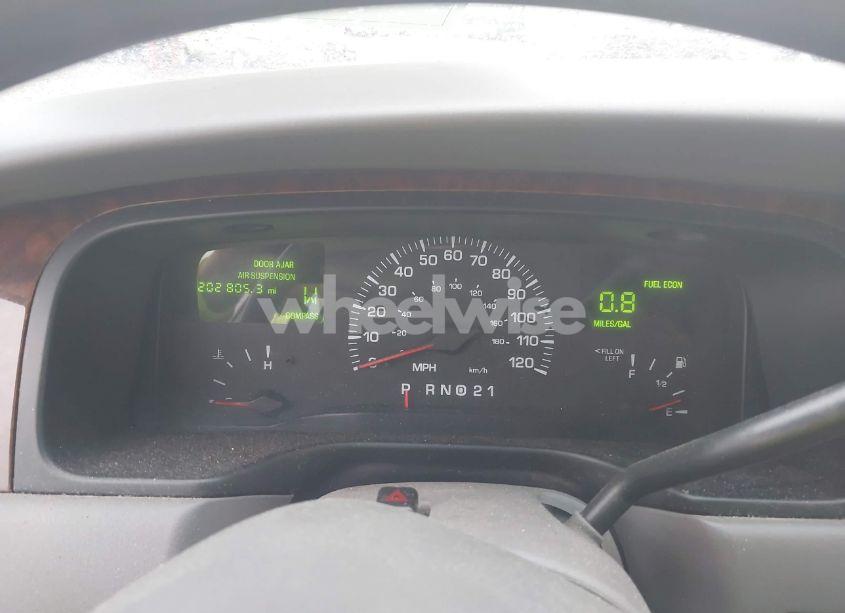 Photo 7 of 2001 Lincoln Town CAR SIGNATURE (VIN 1LNHM82WX1Y697831)