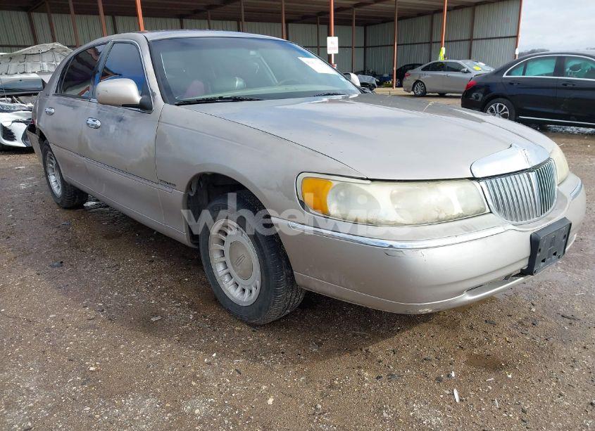 2002 Lincoln Town CAR SIGNATURE (VIN 1LNHM82WX2Y656973) main photo