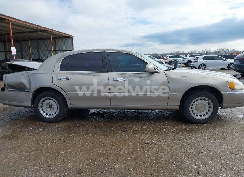 Photo 13 of 2002 Lincoln Town CAR SIGNATURE (VIN 1LNHM82WX2Y656973)