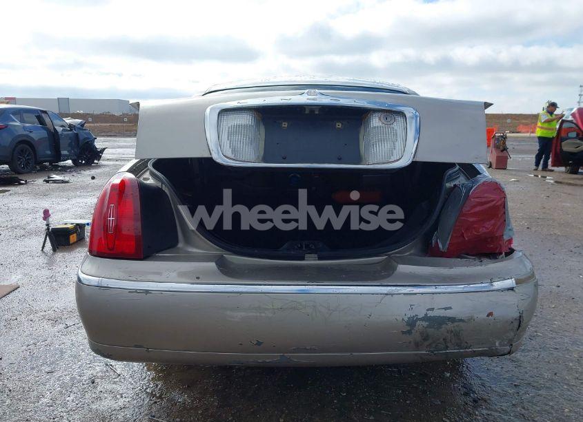 Photo 16 of 2002 Lincoln Town CAR SIGNATURE (VIN 1LNHM82WX2Y656973)