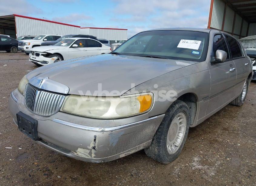 Photo 2 of 2002 Lincoln Town CAR SIGNATURE (VIN 1LNHM82WX2Y656973)