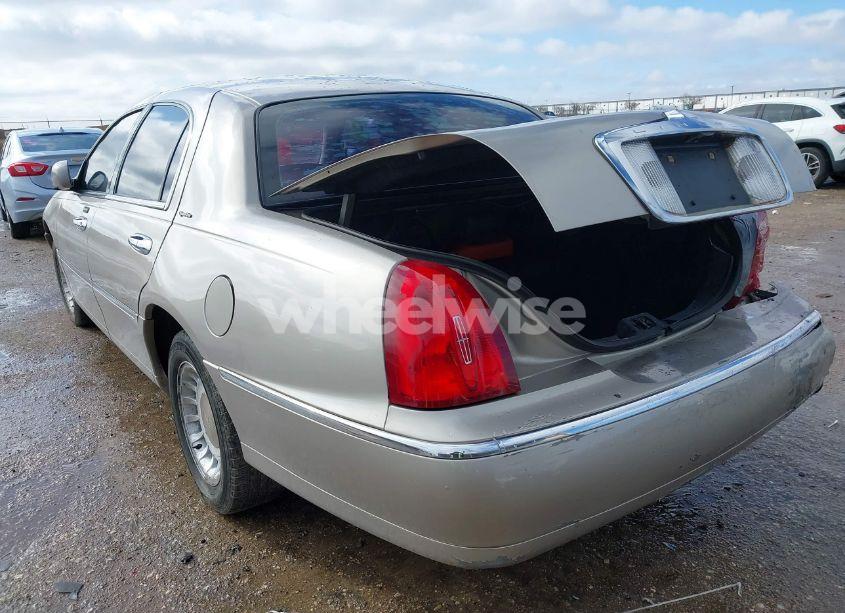 Photo 3 of 2002 Lincoln Town CAR SIGNATURE (VIN 1LNHM82WX2Y656973)