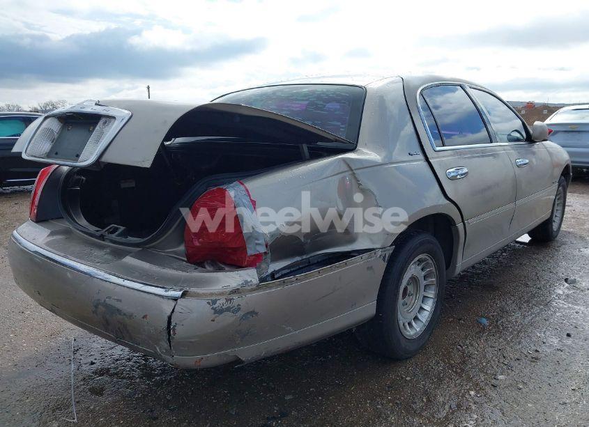 Photo 4 of 2002 Lincoln Town CAR SIGNATURE (VIN 1LNHM82WX2Y656973)