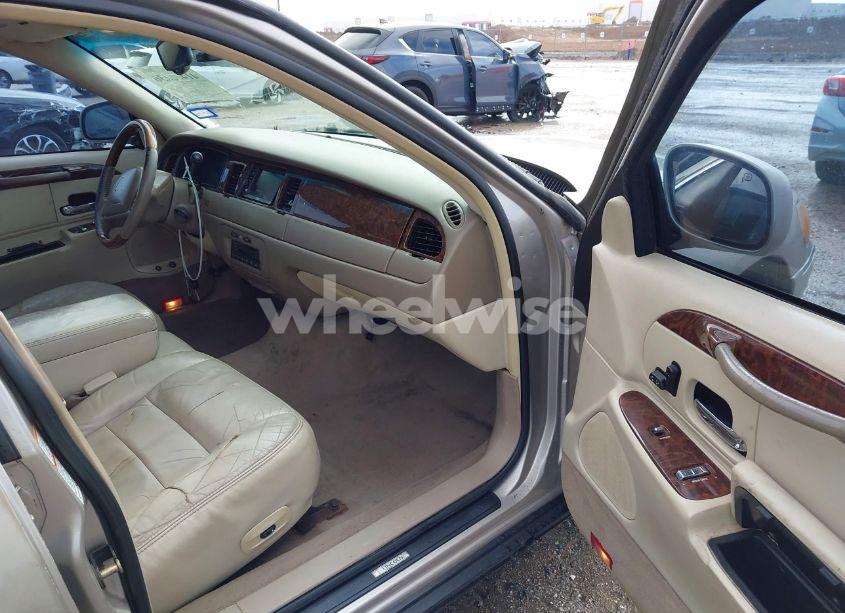 Photo 5 of 2002 Lincoln Town CAR SIGNATURE (VIN 1LNHM82WX2Y656973)