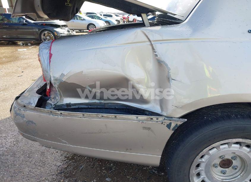 Photo 6 of 2002 Lincoln Town CAR SIGNATURE (VIN 1LNHM82WX2Y656973)