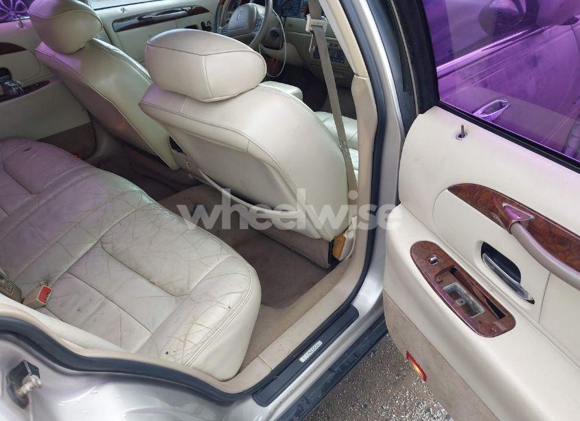 Photo 8 of 2002 Lincoln Town CAR SIGNATURE (VIN 1LNHM82WX2Y656973)