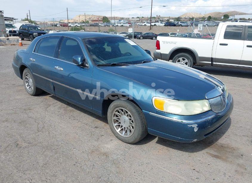 2002 Lincoln Town CAR SIGNATURE (VIN 1LNHM82WX2Y661185) main photo