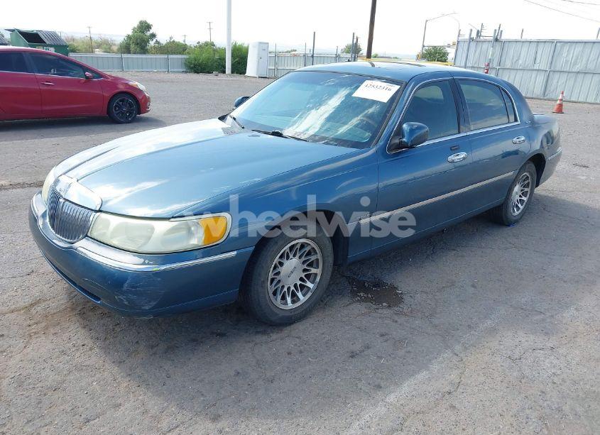 Photo 2 of 2002 Lincoln Town CAR SIGNATURE (VIN 1LNHM82WX2Y661185)