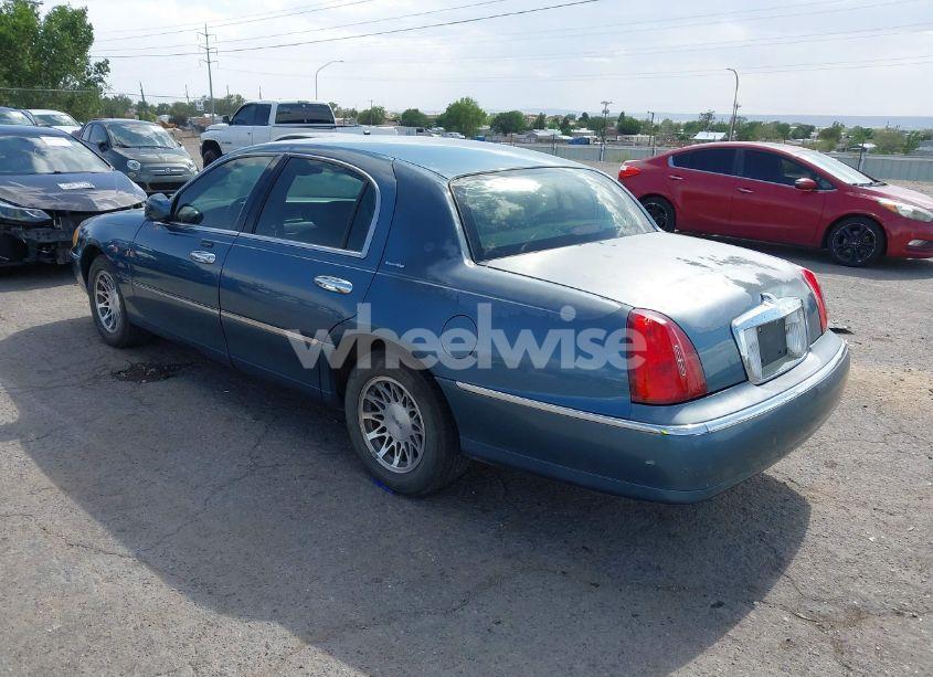 Photo 3 of 2002 Lincoln Town CAR SIGNATURE (VIN 1LNHM82WX2Y661185)