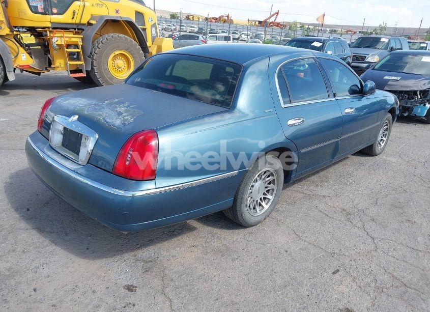 Photo 4 of 2002 Lincoln Town CAR SIGNATURE (VIN 1LNHM82WX2Y661185)
