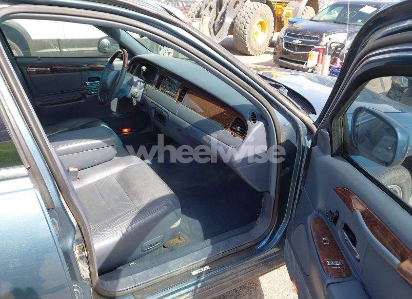 Photo 5 of 2002 Lincoln Town CAR SIGNATURE (VIN 1LNHM82WX2Y661185)