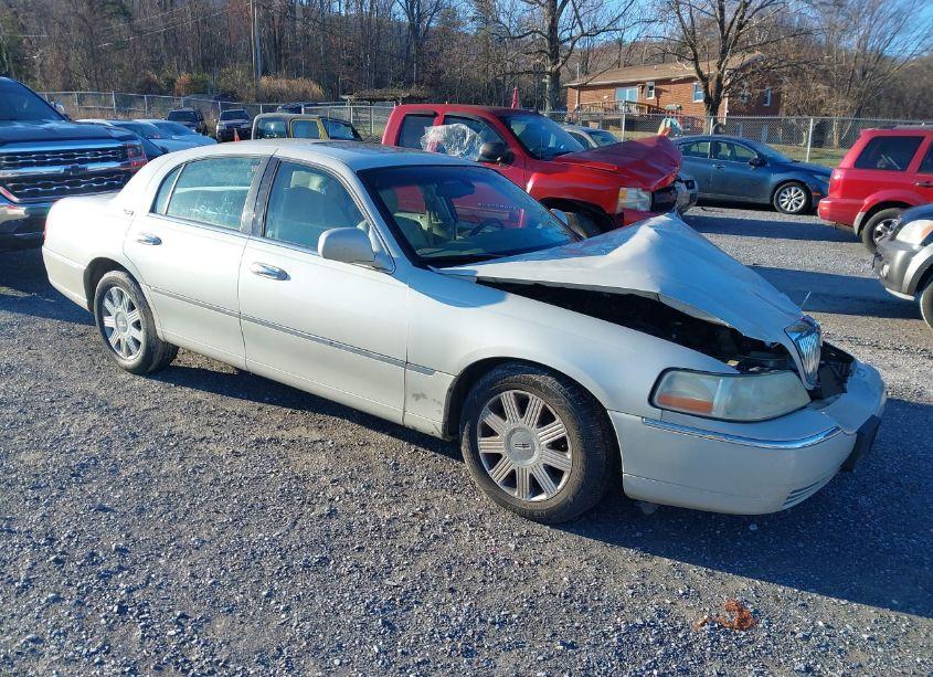 2005 Lincoln Town CAR SIGNATURE LIMITED (VIN 1LNHM82WX5Y647629) main photo