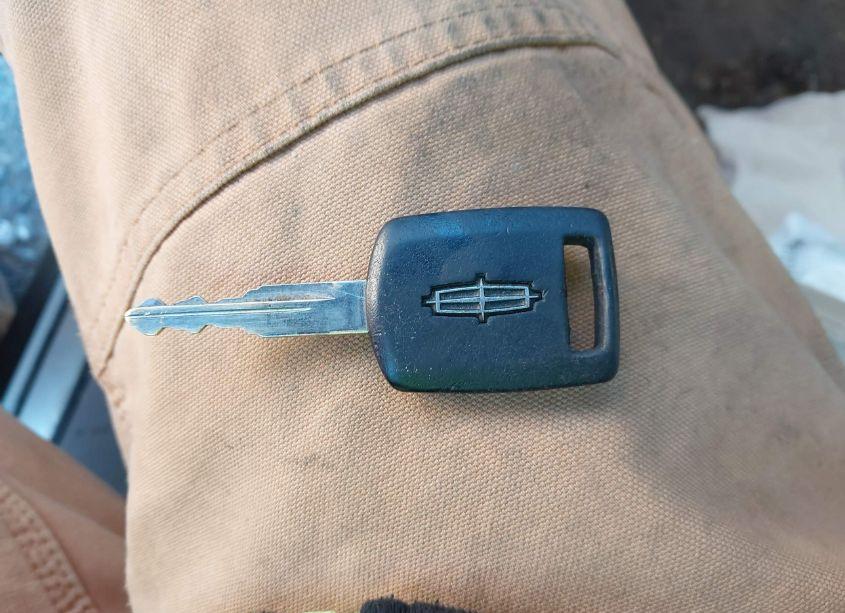 Photo 11 of 2005 Lincoln Town CAR SIGNATURE LIMITED (VIN 1LNHM82WX5Y647629)