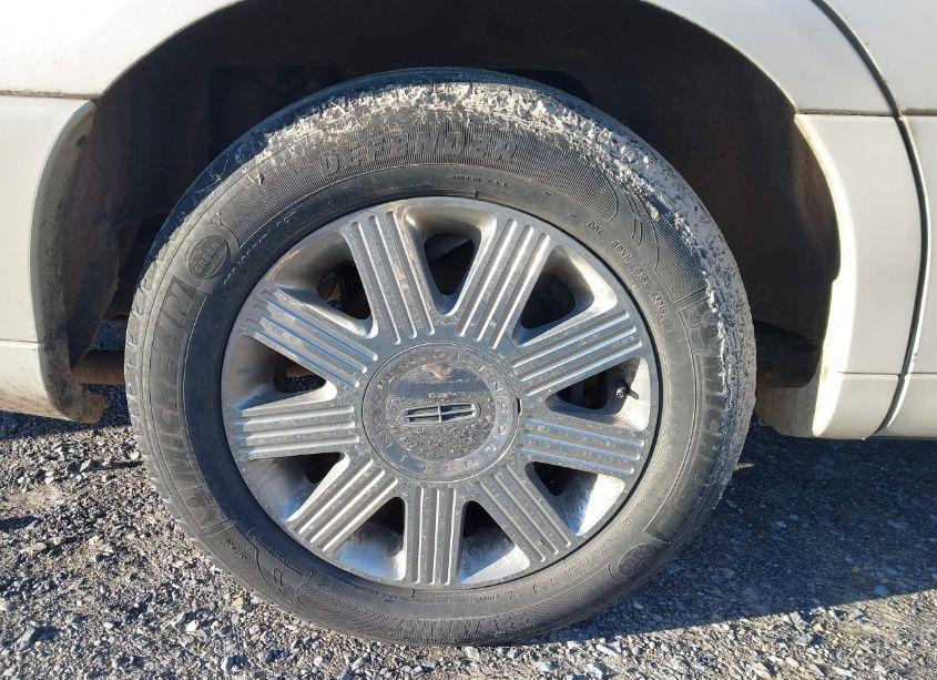 Photo 12 of 2005 Lincoln Town CAR SIGNATURE LIMITED (VIN 1LNHM82WX5Y647629)