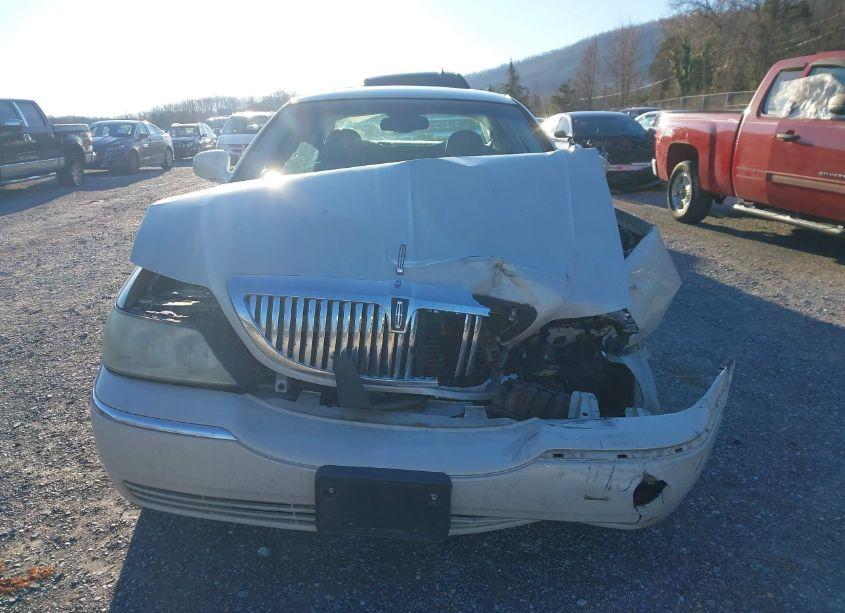 Photo 13 of 2005 Lincoln Town CAR SIGNATURE LIMITED (VIN 1LNHM82WX5Y647629)
