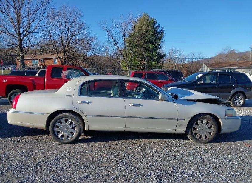 Photo 14 of 2005 Lincoln Town CAR SIGNATURE LIMITED (VIN 1LNHM82WX5Y647629)