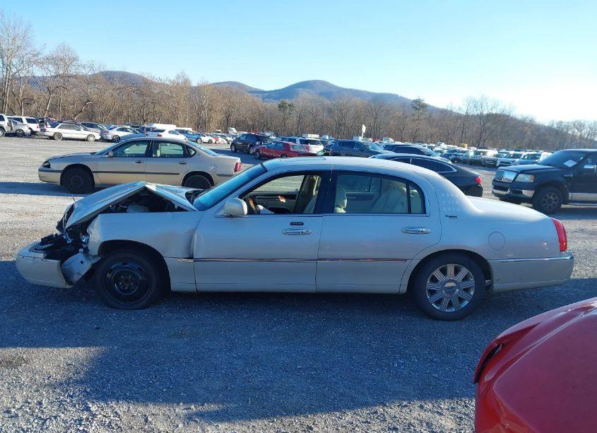 Photo 15 of 2005 Lincoln Town CAR SIGNATURE LIMITED (VIN 1LNHM82WX5Y647629)