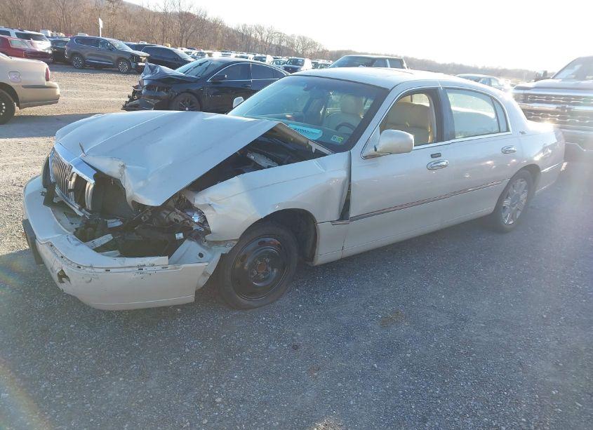 Photo 2 of 2005 Lincoln Town CAR SIGNATURE LIMITED (VIN 1LNHM82WX5Y647629)
