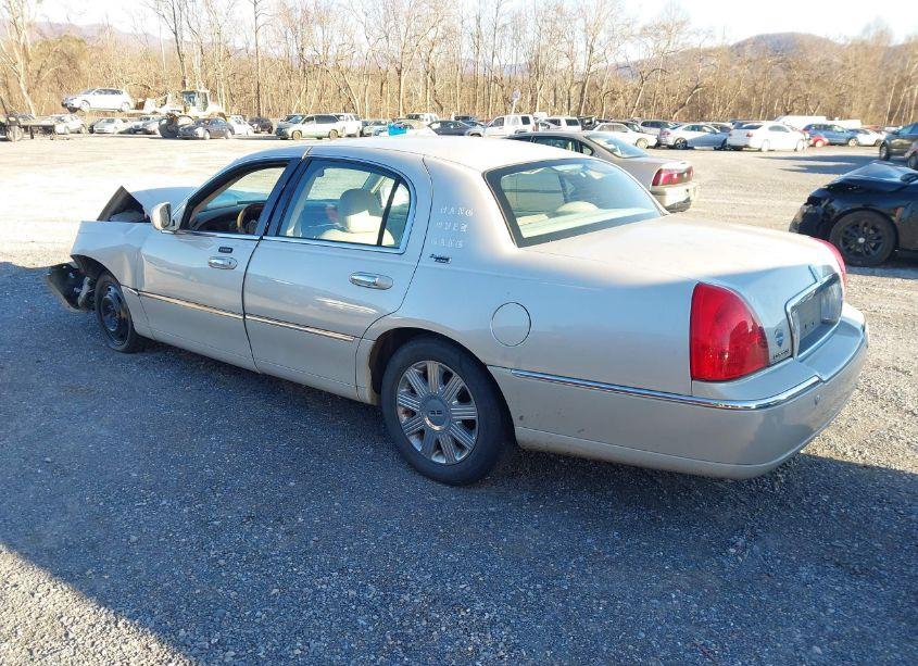 Photo 3 of 2005 Lincoln Town CAR SIGNATURE LIMITED (VIN 1LNHM82WX5Y647629)
