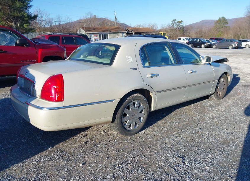 Photo 4 of 2005 Lincoln Town CAR SIGNATURE LIMITED (VIN 1LNHM82WX5Y647629)