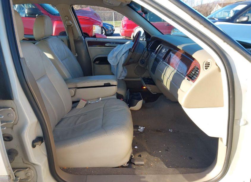 Photo 5 of 2005 Lincoln Town CAR SIGNATURE LIMITED (VIN 1LNHM82WX5Y647629)