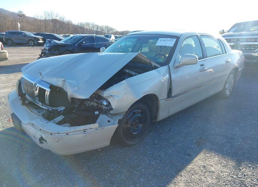Photo 6 of 2005 Lincoln Town CAR SIGNATURE LIMITED (VIN 1LNHM82WX5Y647629)